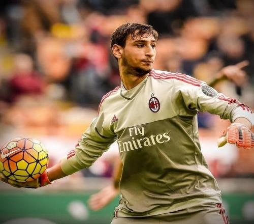 记者：诺坎普保安看到梅西后非常惊讶，当即就放他进去了（记者称：诺坎普保安认出梅西惊讶不已，立刻放行）