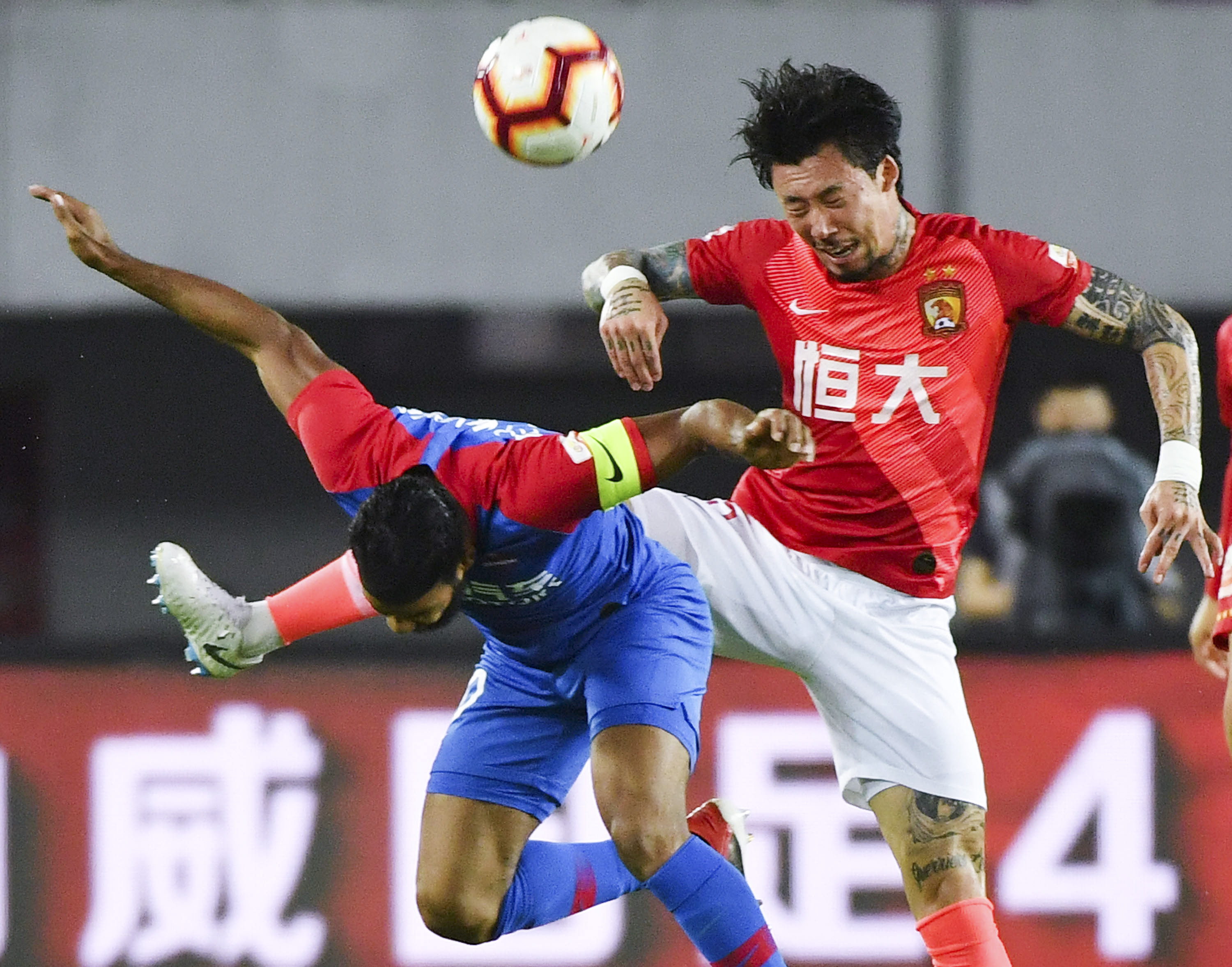 中国女足2-3苏格兰女足，张琳艳、吴澄舒互相传射，豪厄特吊射双响（中国女足2比3负于苏格兰：张琳艳、吴澄舒互传互射，豪厄特吊射梅开二度）